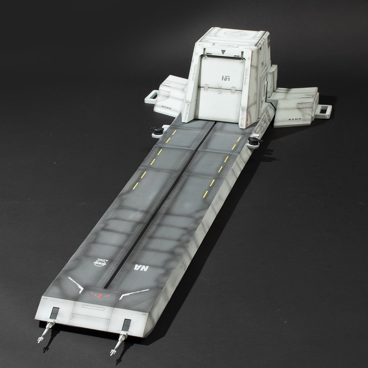 Realistic Model Series：  MOBILE SUIT GUNDAM ZZ （1／144 HG series） Nahel Argama catapult deck