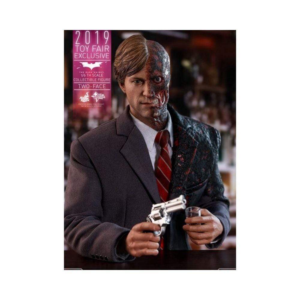 Hot Toys : Harvey Dent (Two-Face) The Dark Knight Toy Fair 2019